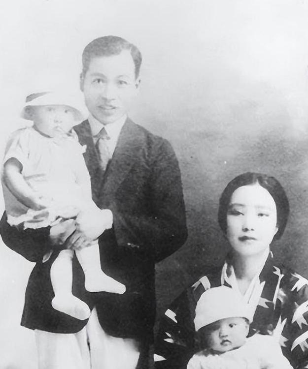 1937年，著名数学家苏步青出门办事去了，他的日本妻子苏米子正在家里洗碗，一个日