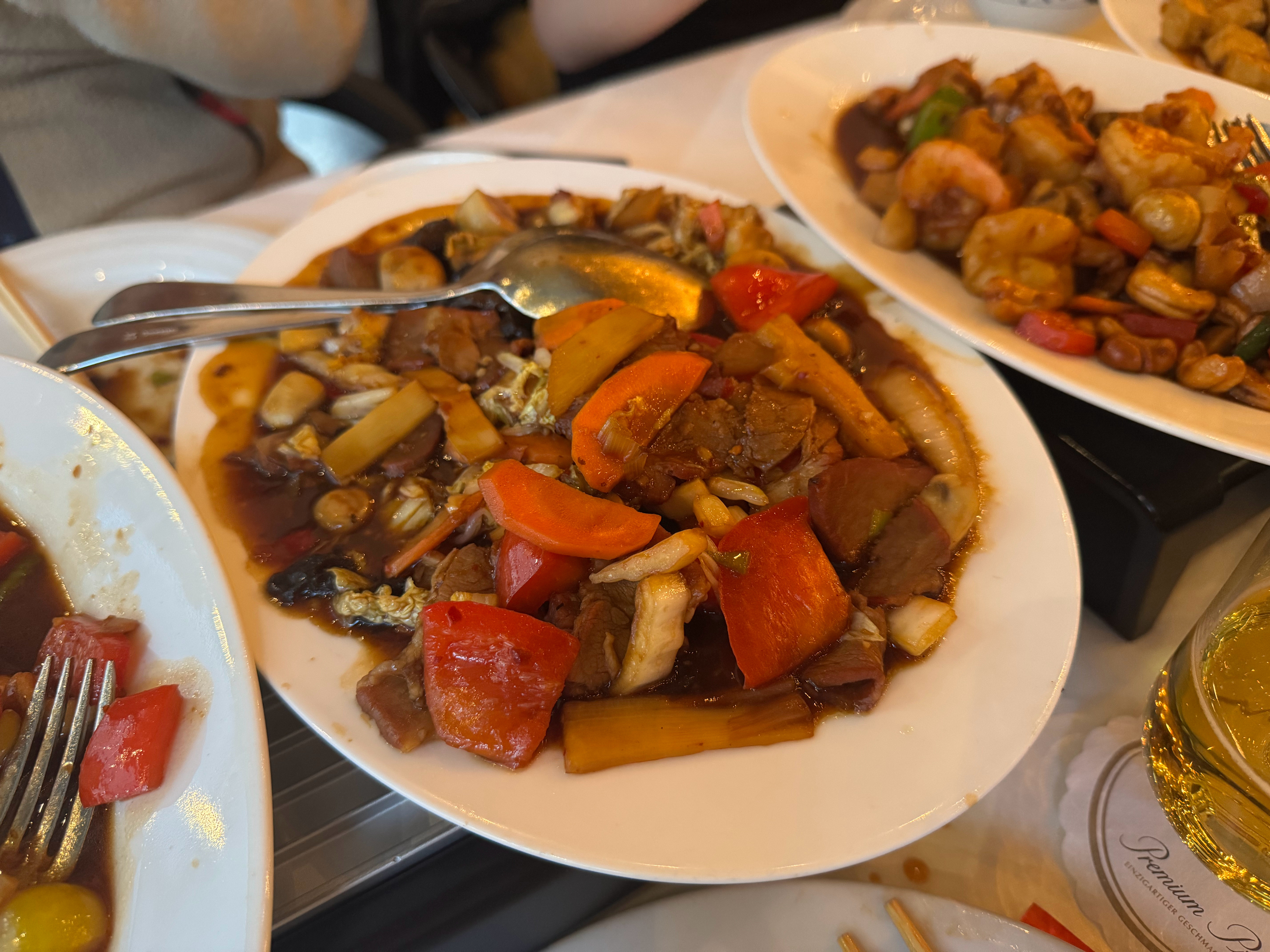 在德国吃了家中餐，配料都熟悉，但味道不太对。图一是回锅肉，图二是四川烤鸭。一问老