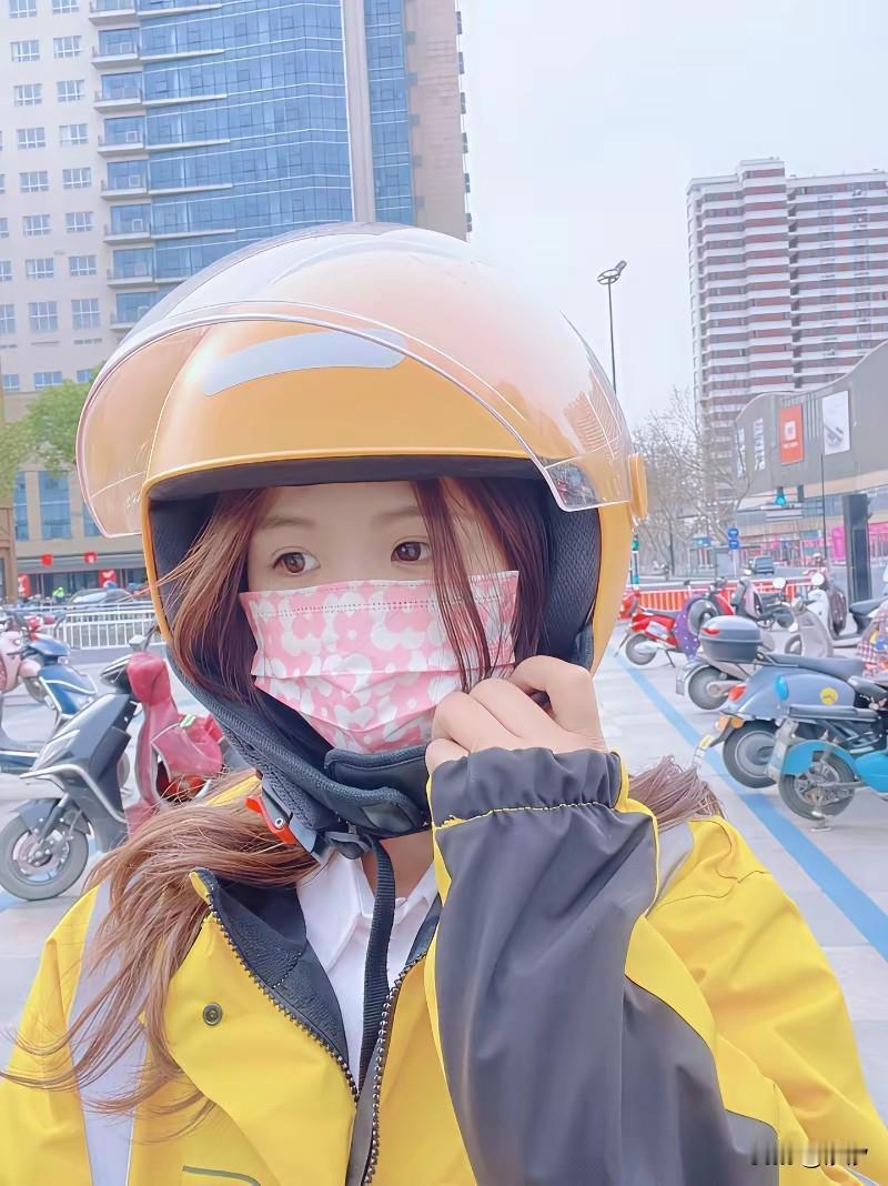 大家有没有发现？如今丑团的女骑手越来越多，而且年龄越来越年轻，仿佛送外卖越