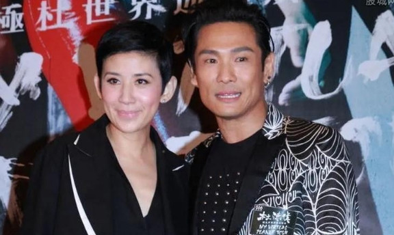 当年，吴君如买了一对情侣戒指，于是兴冲冲的跑回家想送给男友杜德伟，当吴君如推开房