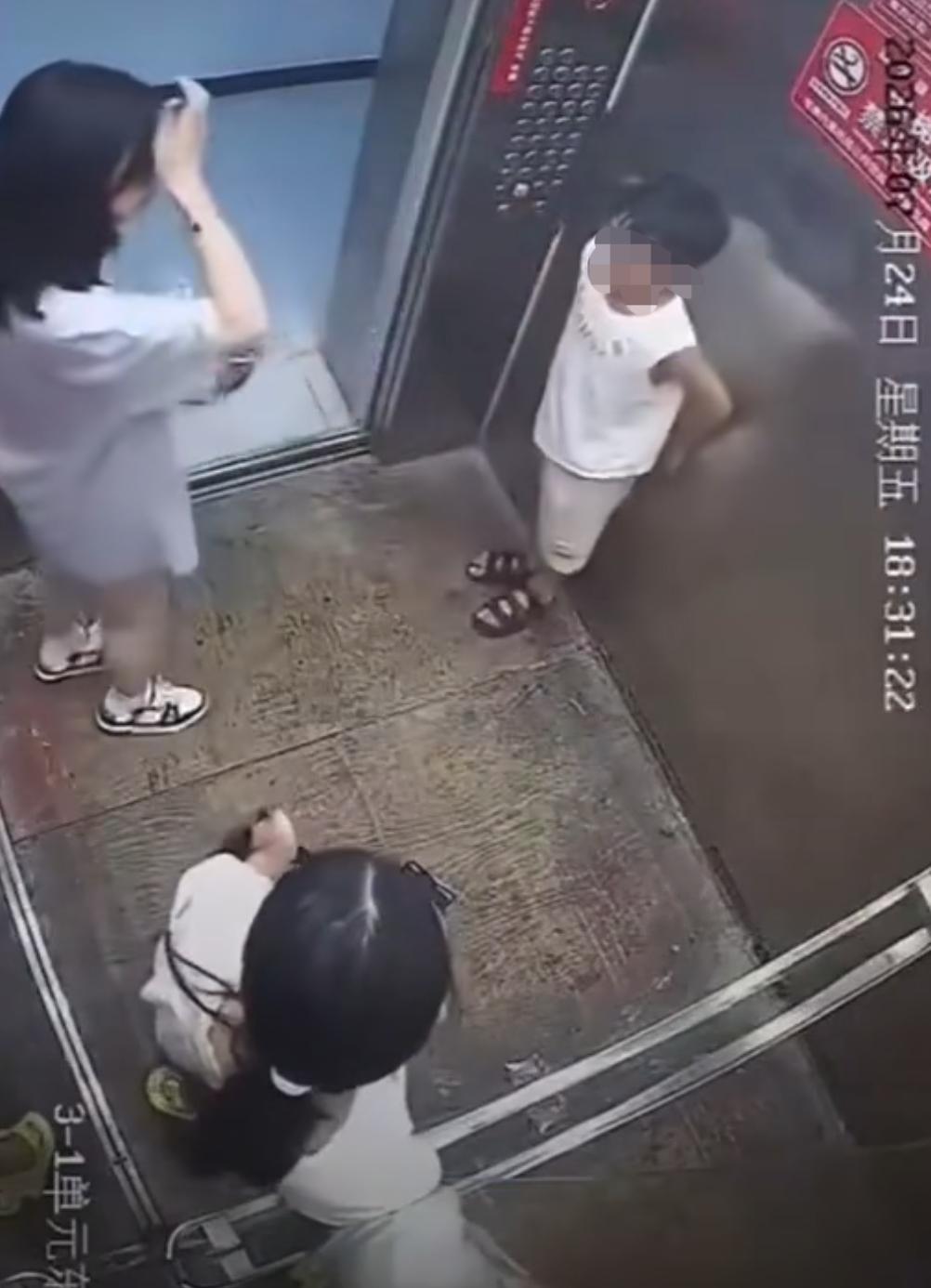 掐头去尾了！湖北仙桃女孩催促不要挡电梯被男孩妈妈打，看了原视频，事情经过是这样的