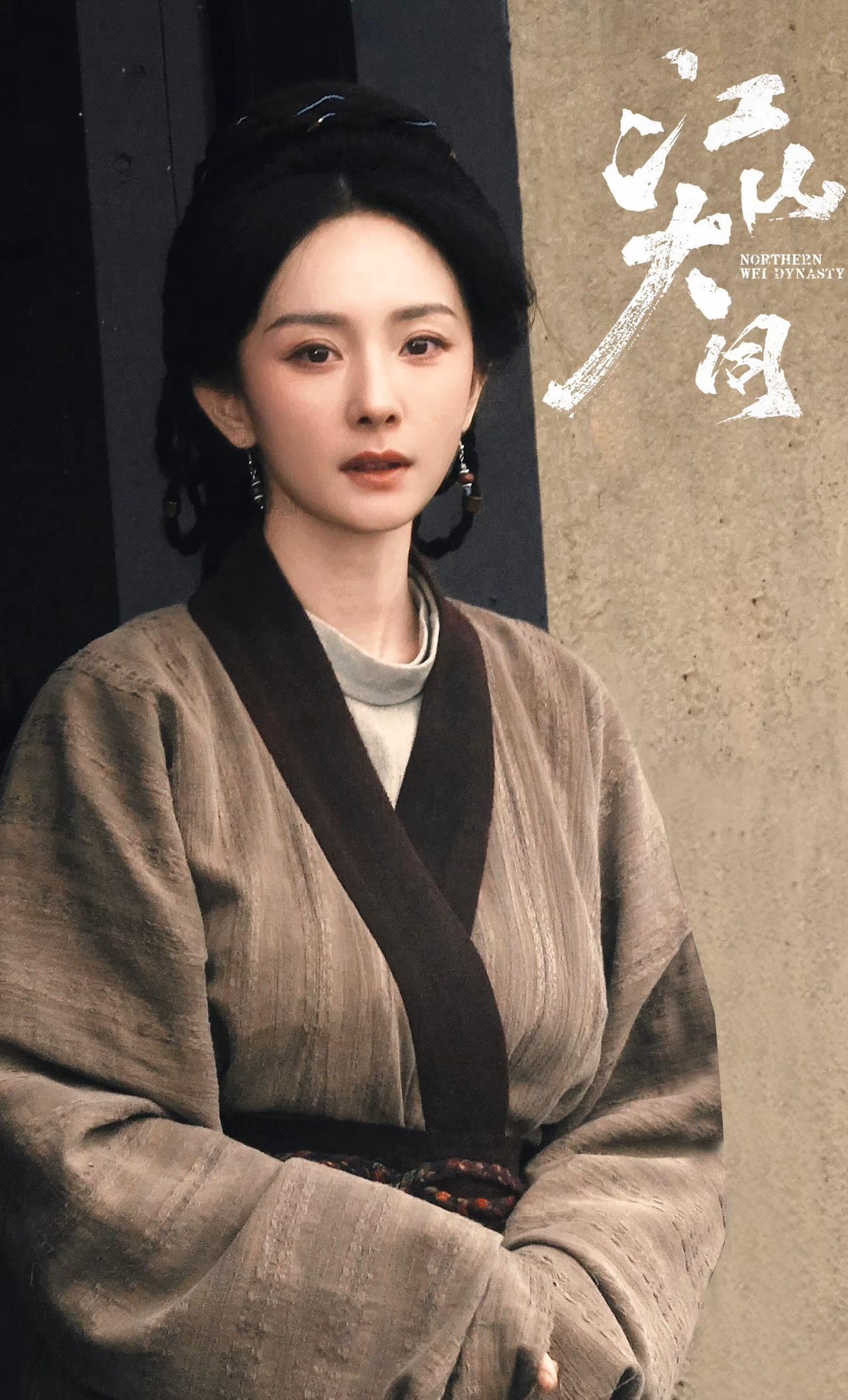 杨幂《江山大同》片场路透很亮眼！一身简约素衣、淡妆出镜，简简单