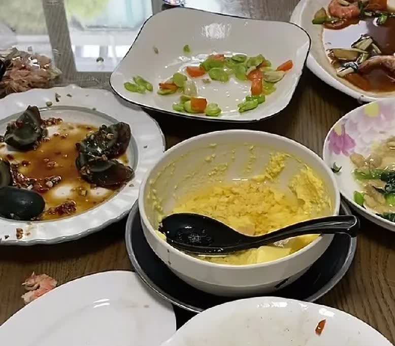 “压垮骆驼的最后一根稻草”！邻居男人是在矿上上班，男子下班回家，每次看到