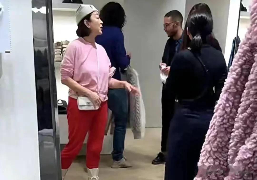 林青霞现身巴黎购物，路人镜头下无美颜照片，身穿着粉色衣服红色裤子，配上白色的高帮