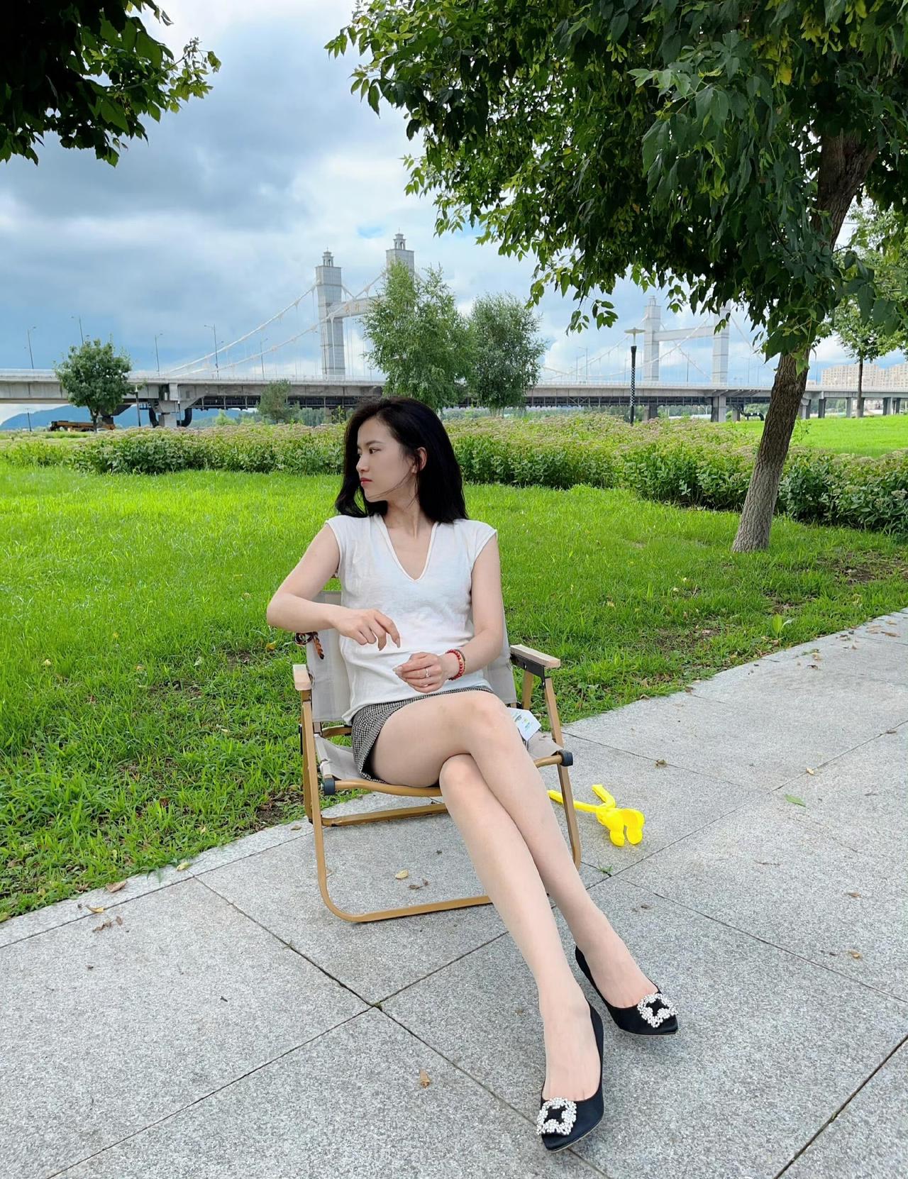 这套是清新简约风，很适合春夏的户外休闲场合~核心是白色V领无袖上衣+格纹短