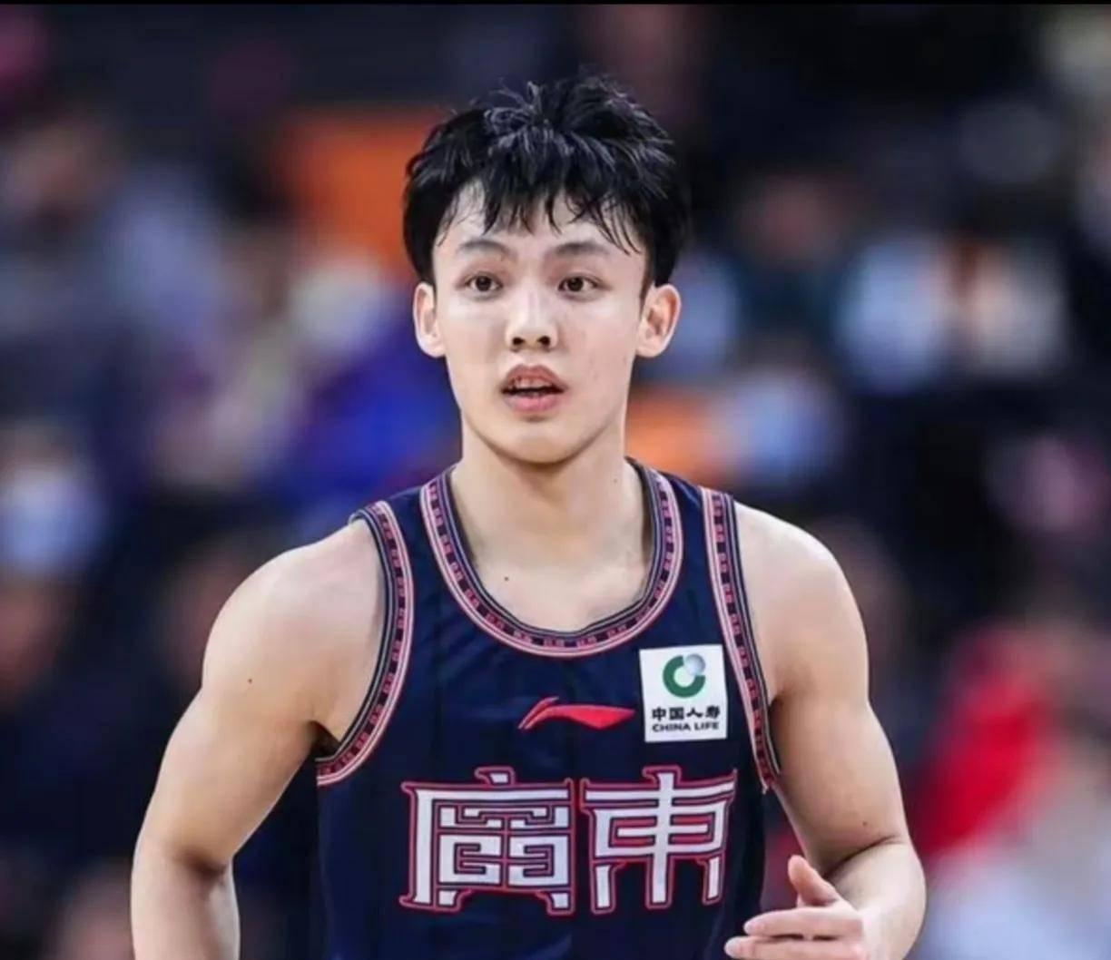 徐杰带队加练！据东莞南城训练基地的现场球迷透露：在徐杰的带动下，广东男篮球员们开