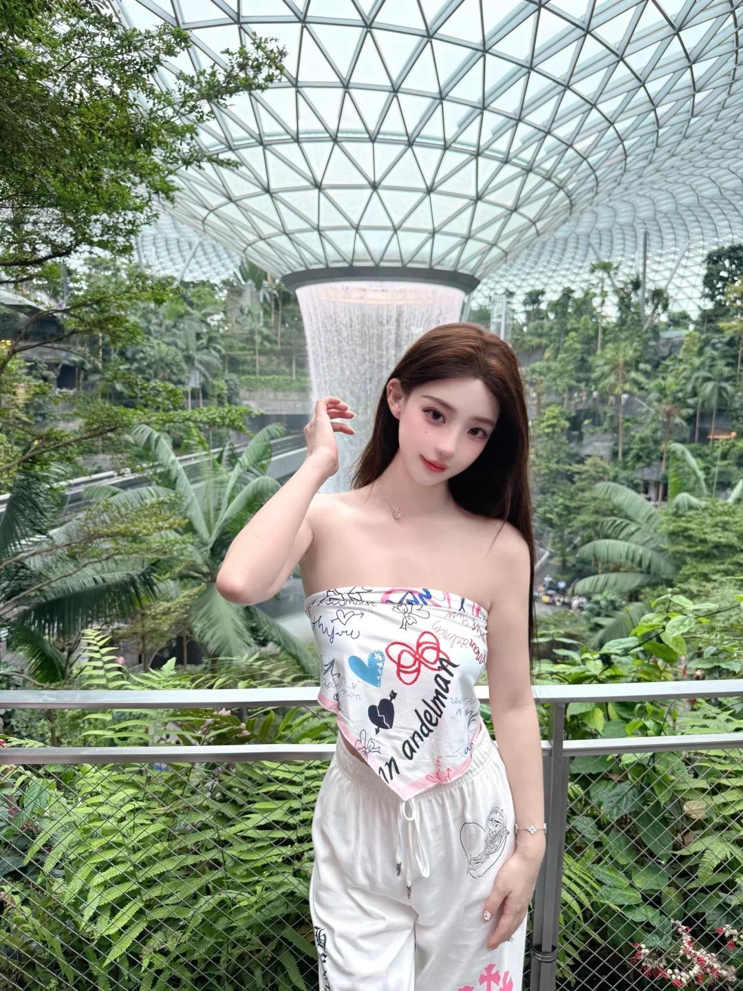 爱笑的开朗模特少女，鼻子是雪后初融的山脊线，山根清挺却不凌厉，鼻尖带着原生的钝润