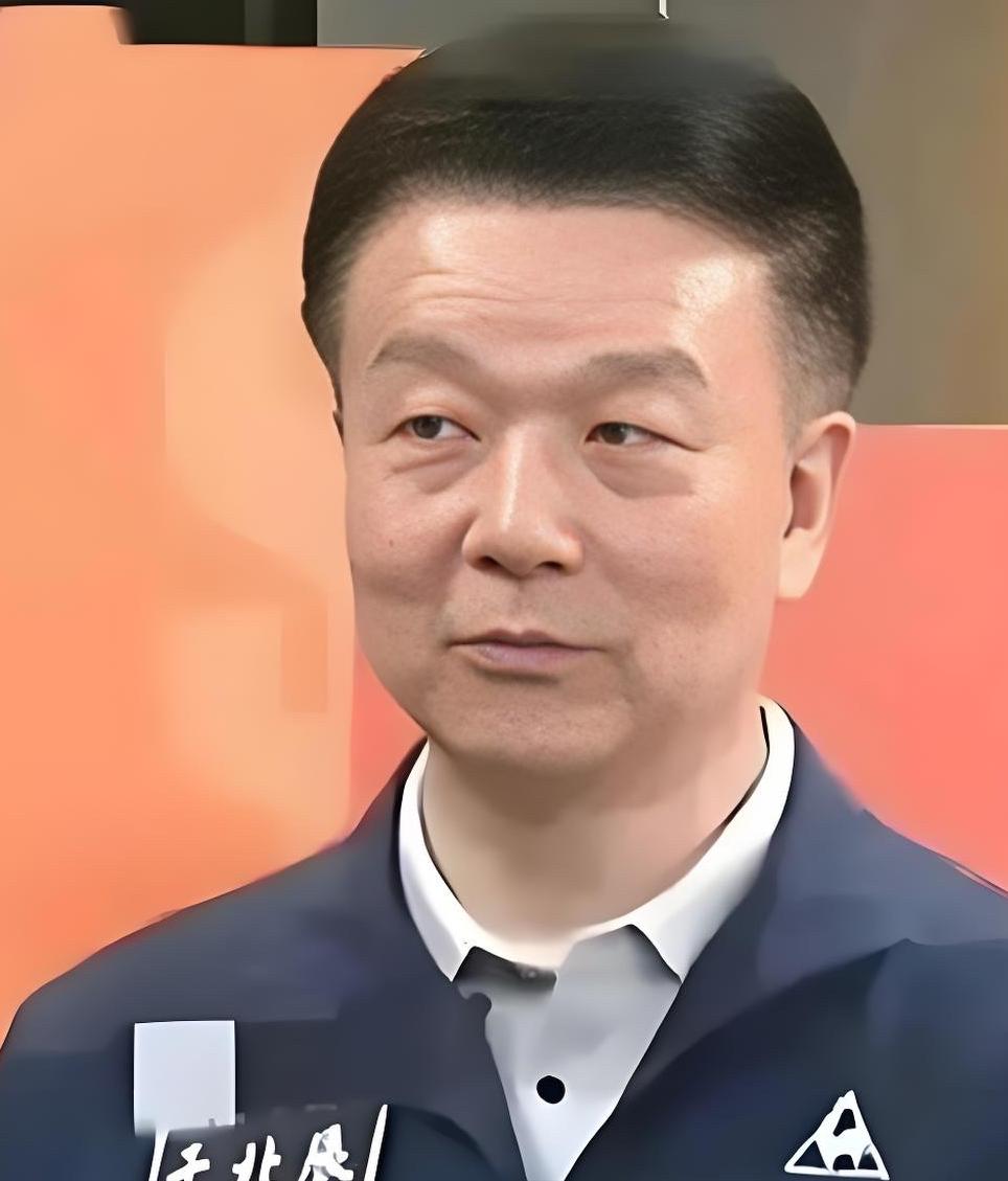 台湾名嘴于北辰在政论节目中爆料说＂马英九、郑丽文在台湾说自己是中国人也是台湾人，