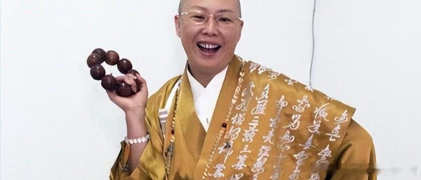 papi酱最新一期的访谈，是台湾演员方芳。她分享了一段当年她和费玉清姐姐费贞绫同