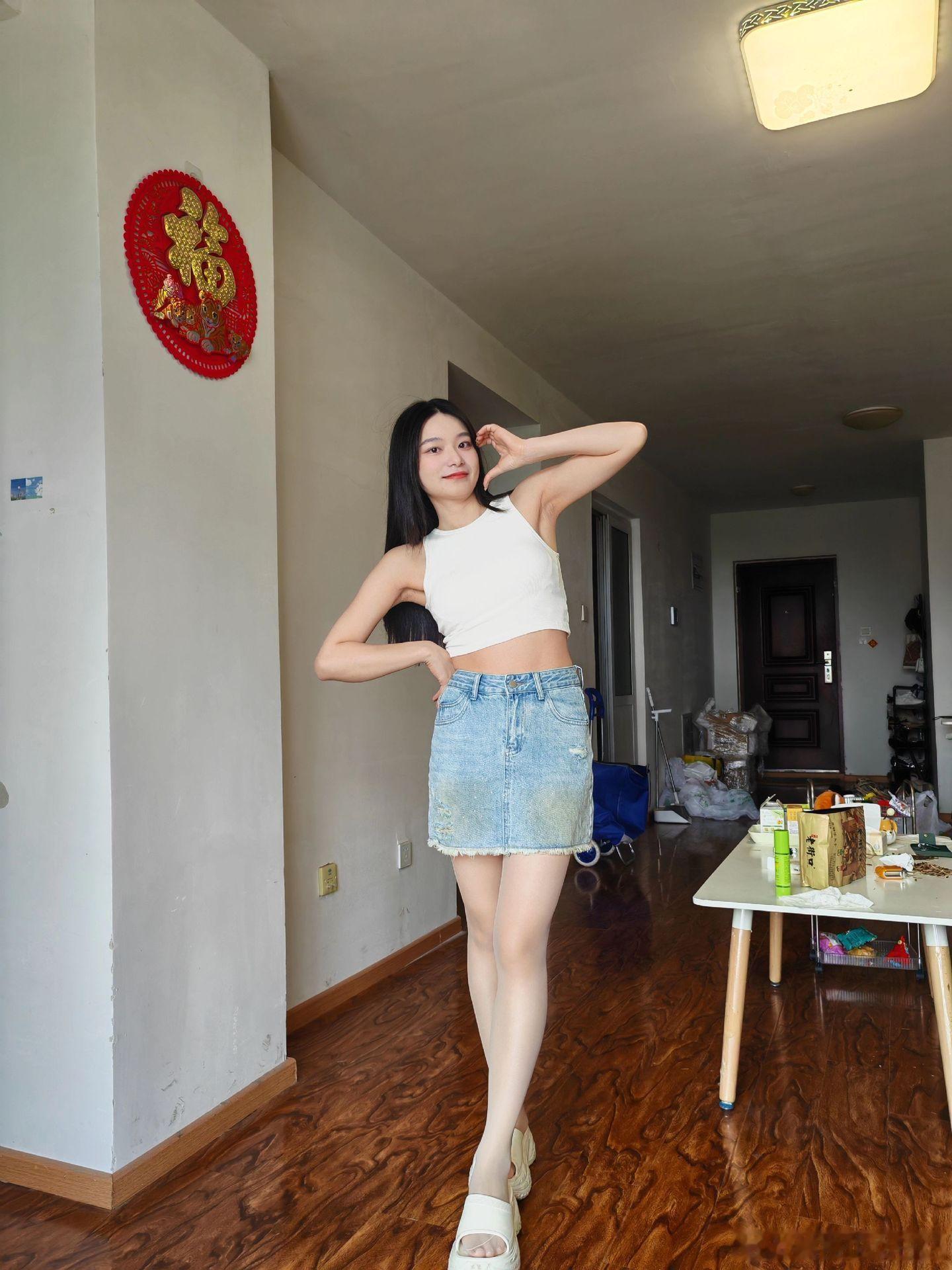 背心，牛仔裙配肉丝