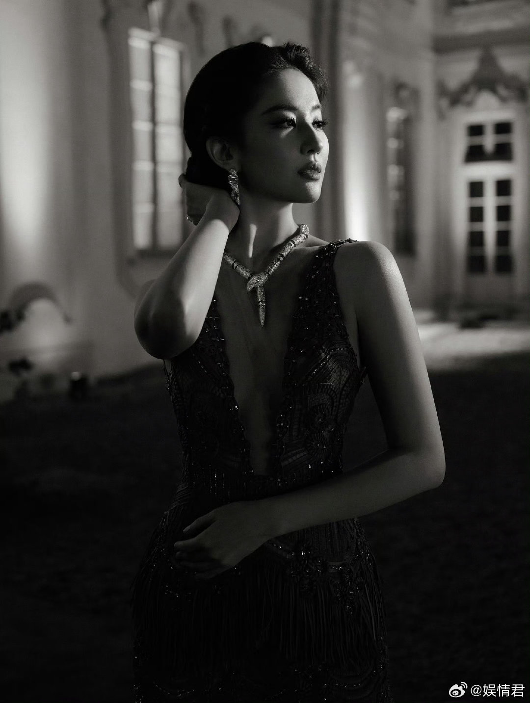 海外摄影师镜头下的刘亦菲海外摄影师拍的刘亦菲夜幕下盛放，摄影师是真的懂啊