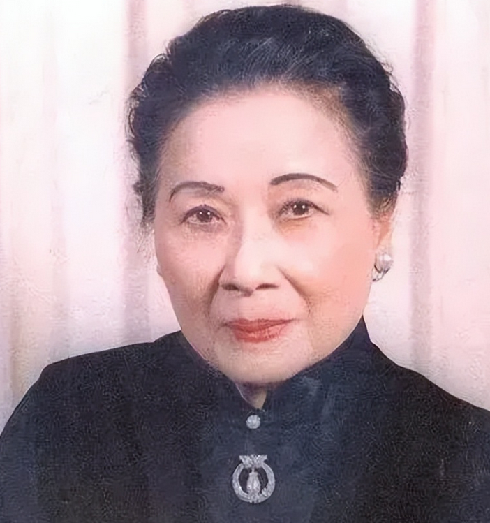 1988年1月13日，蒋经国突然病逝。得知消息的宋美龄当即赶到蒋经国的大直府邸。