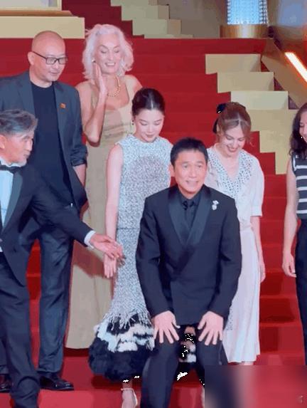 现实版娱乐圈“咖位暗战”上演了！电影节合影，梁朝伟一来就挡了辛芷蕾的C位，导