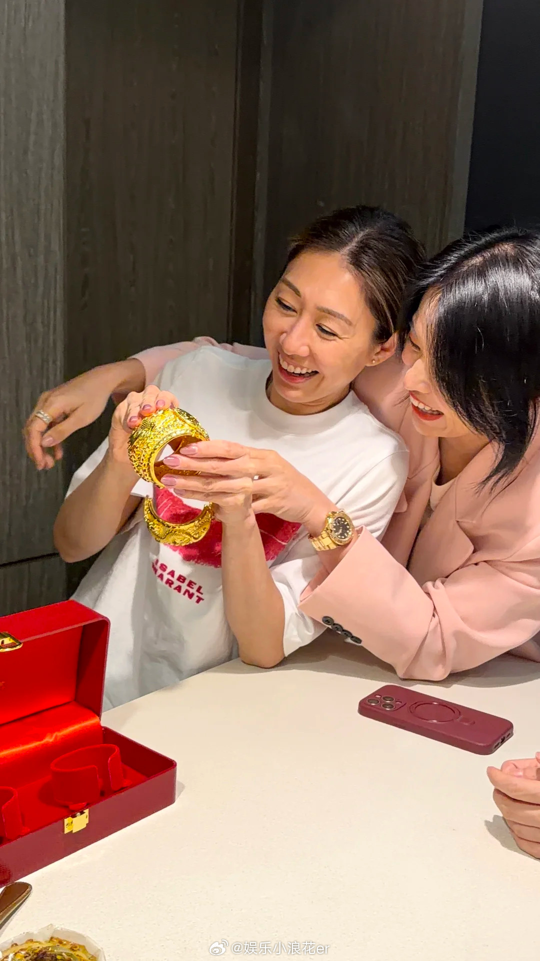 胡杏儿送胡定欣一对龙凤金镯胡定欣怀孕?胡定欣晒出胡杏儿送她的一对龙凤金镯,疑似