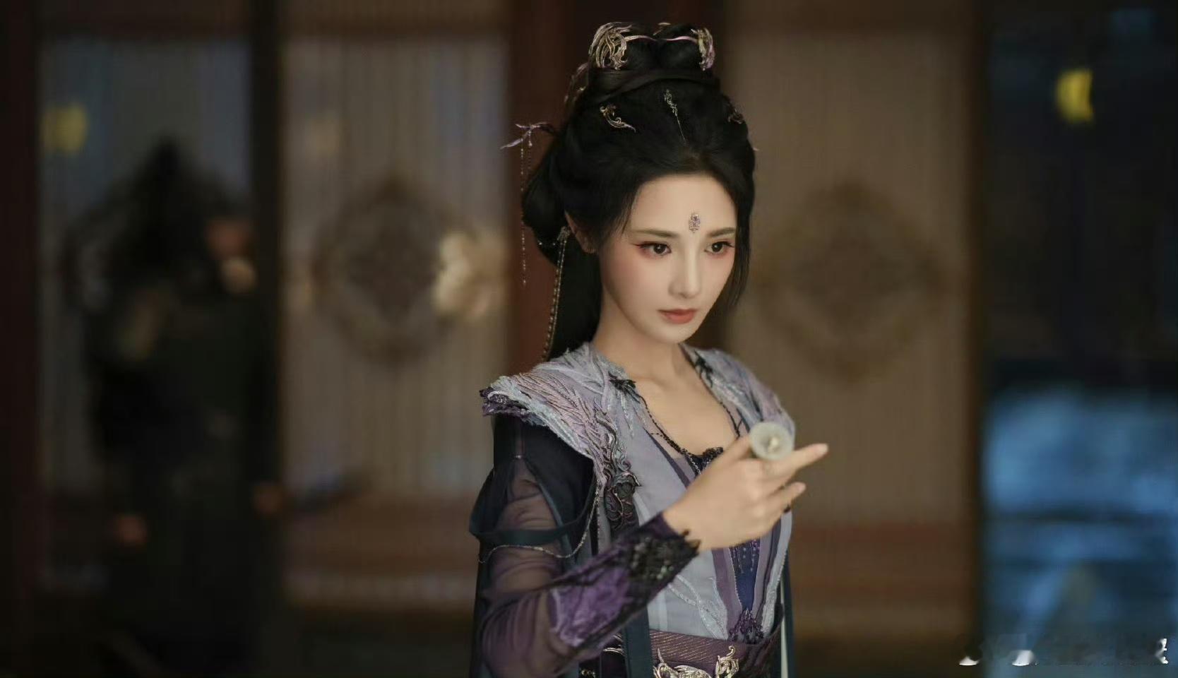 彭小苒这波操作太会了！《凤凰台上》刚官宣定档，她就火速换上慕雨墨与凌苍苍的绝美同