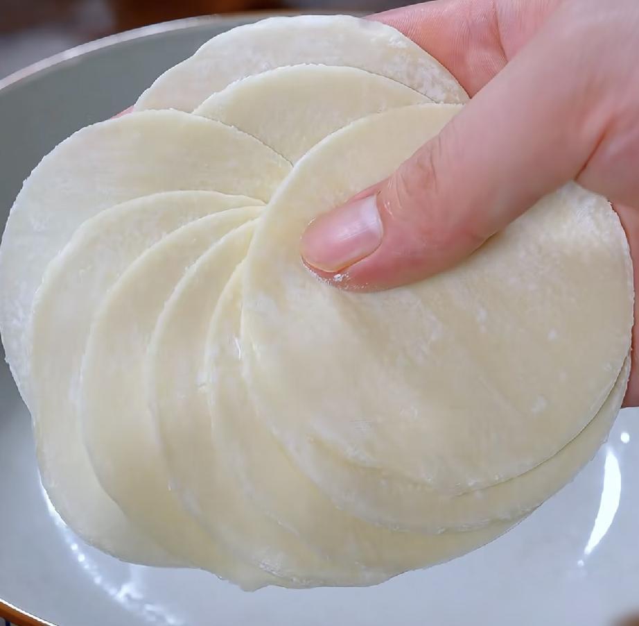 我有个习惯特别好，就是想吃面条了，我一般不会买鲜面条，买一斤半饺子皮回来煮，煮完