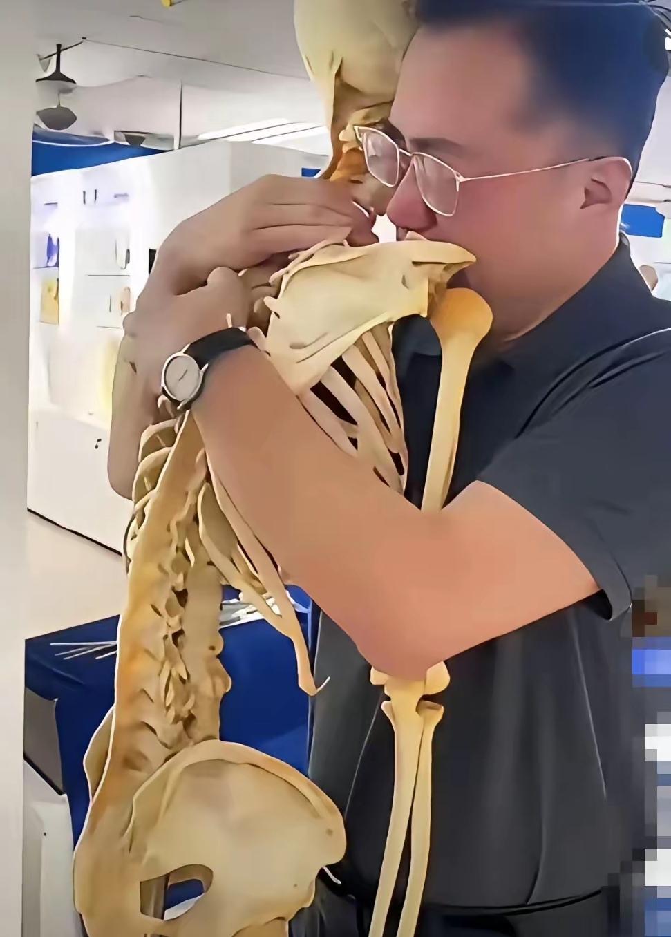 我看哭了！一名中年男子抱着一架骨骼哭的不能自已，这可是大体老师呀，他为什么哭？原