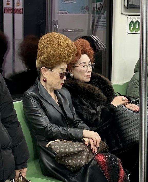 这种发型以前挺流行的，就是大概9几年到2千零几年的时候那会中老年人很喜欢搞这种发