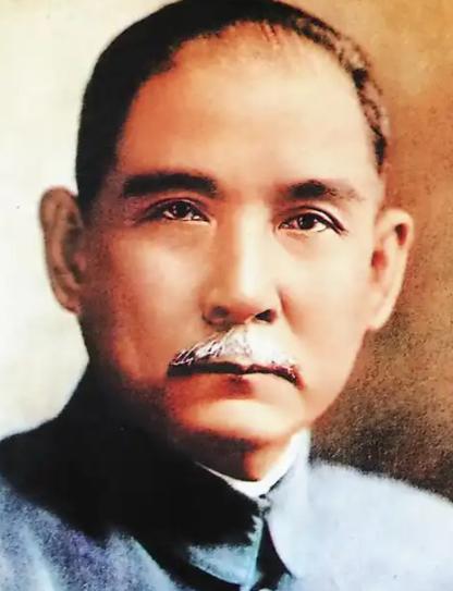 孙中山心中的接班人是，胡汉民、汪精卫，孙中山在世时，蒋介石只是黄埔军校的校长，最