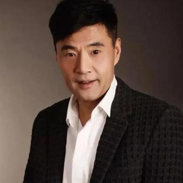 2003年，于荣光的父亲确诊为肝癌，医生告诉他：如果不化疗，最多活3个月。于荣光