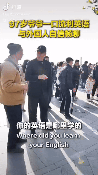 “这位老爷爷火上央视啦！”近日，在杭州西湖边，一位97岁老爷爷与朋友聚会时，被一