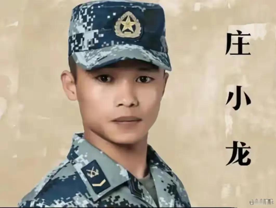 身高仅1.5米的庄小龙，曾因征兵标准被拒之门外，却以一套行云流水的擒拿术让招兵干