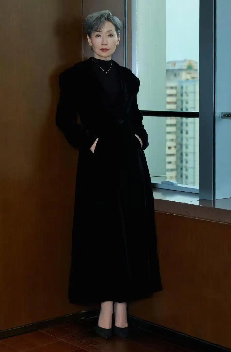 叶童在个人账号晒出了一组全黑穿搭美照，照片中的她身穿黑色大衣配黑色长裙和黑色高跟