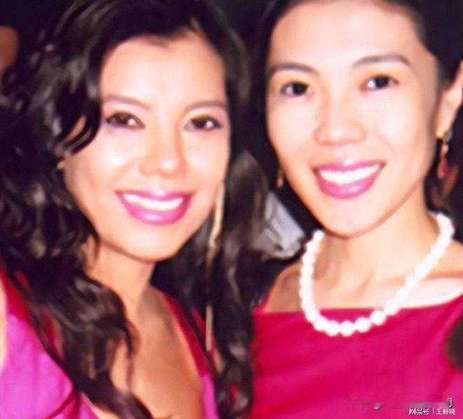 我很佩服法兰西第一女仆！她当年借着时尚之名，一边和姨娘打的火热，一边和国际大明