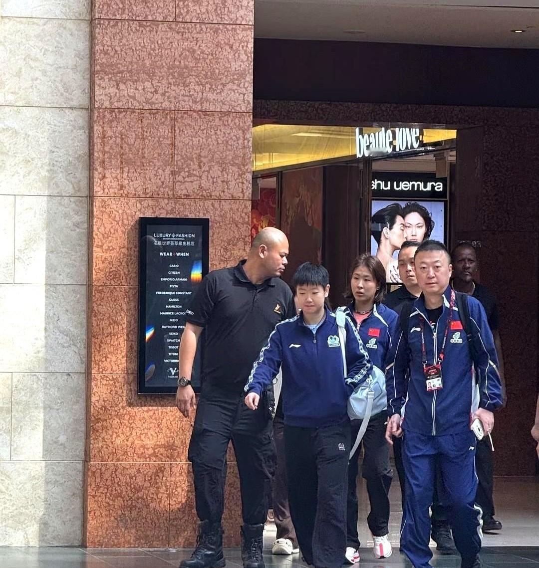 世界第一赛前光脚离开，伤她的鞋还躺在酒店。你看到她穿着酒店拖鞋在场地边活动，训