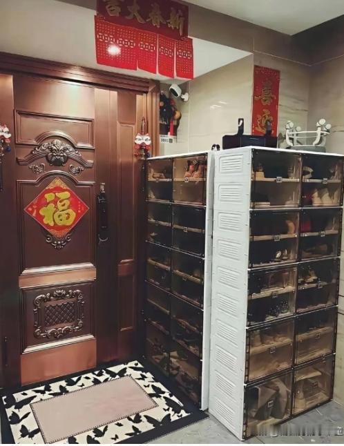 疯了！邻居这操作要逼疯人家门口过道被邻居占满，鞋架堆得像座山！找物业说管不