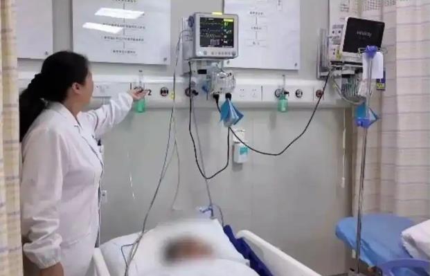 太吓人了！6月10日，上海一阿姨在家打扫卫生时，想要将马桶清洗的更加干净，就把8