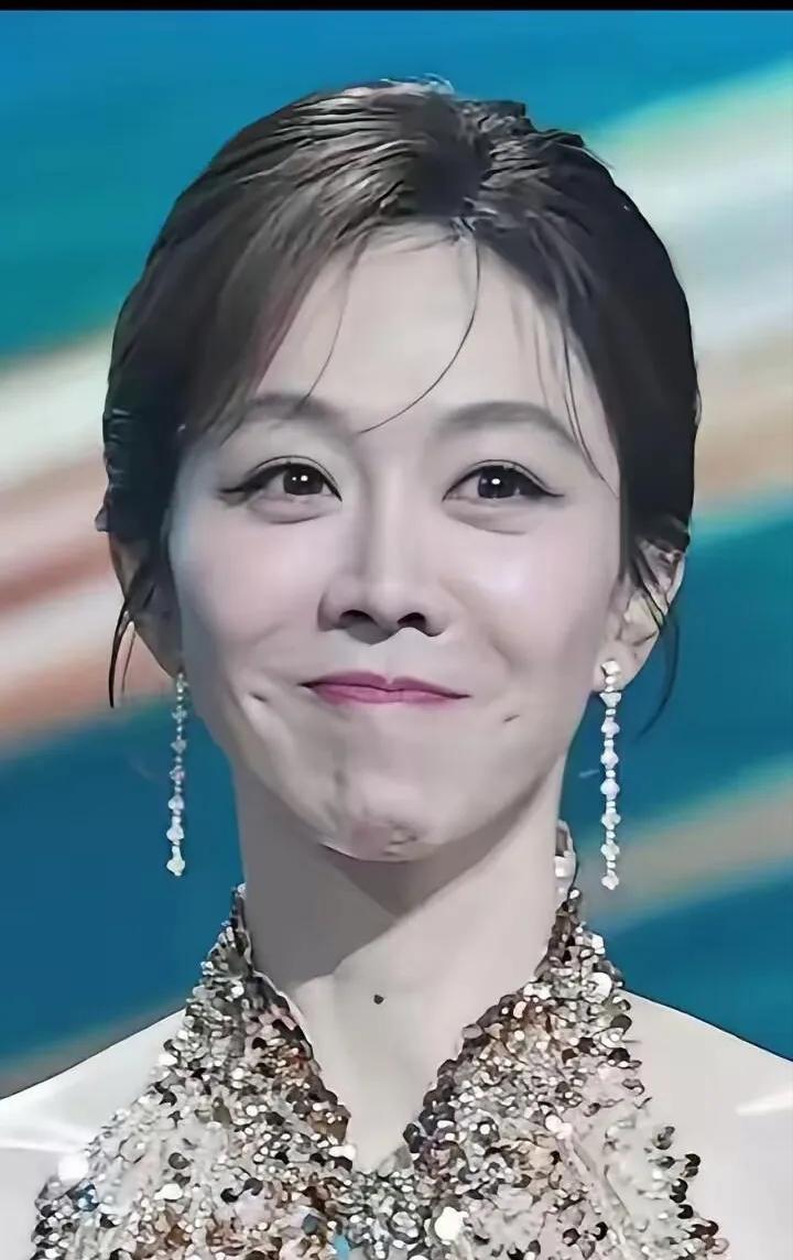 姜妍真是宝藏演员，颜值与实力双在线。在《南来北往》里，她饰演的姚玉玲一出场，那略