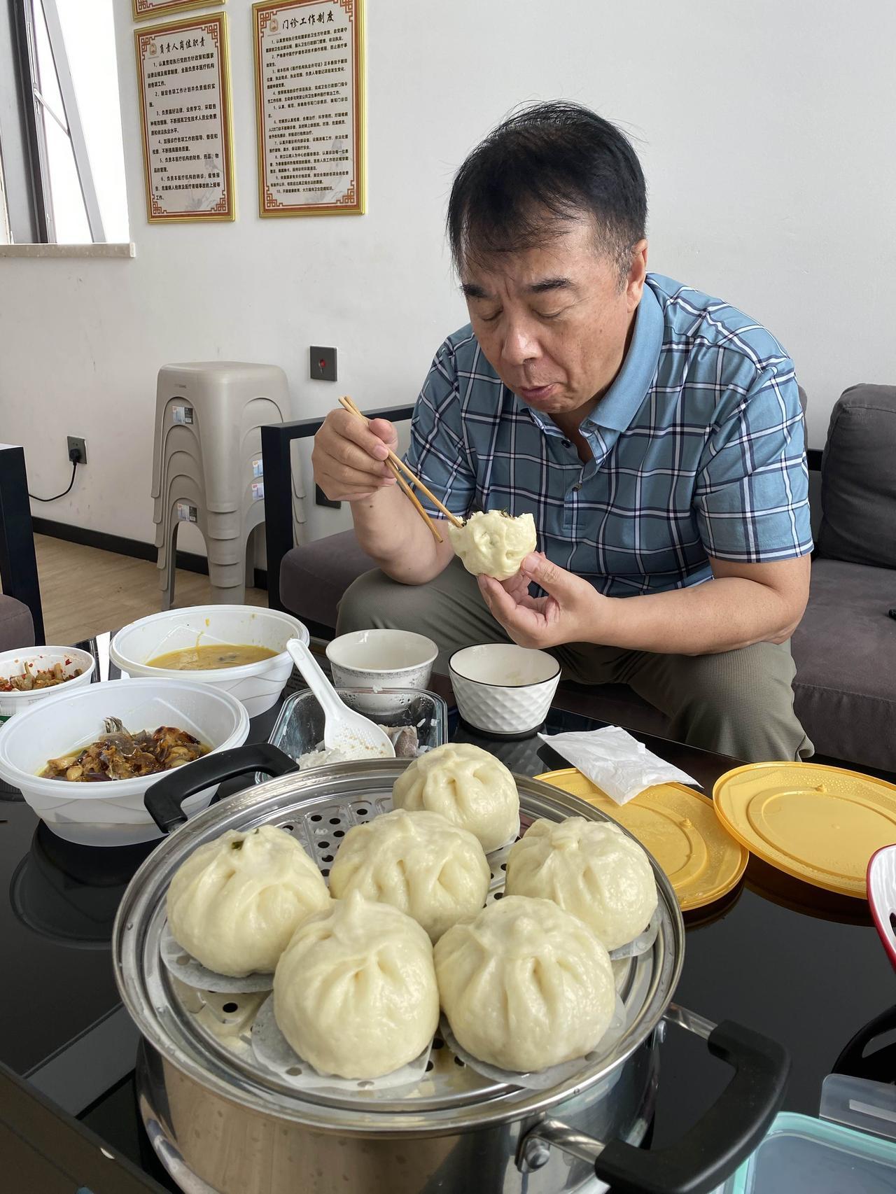今天上午出诊结束，开始大吃大喝；荠菜肉馅包子，吃起来嘎嘎香，晚饭也有着落了。下午