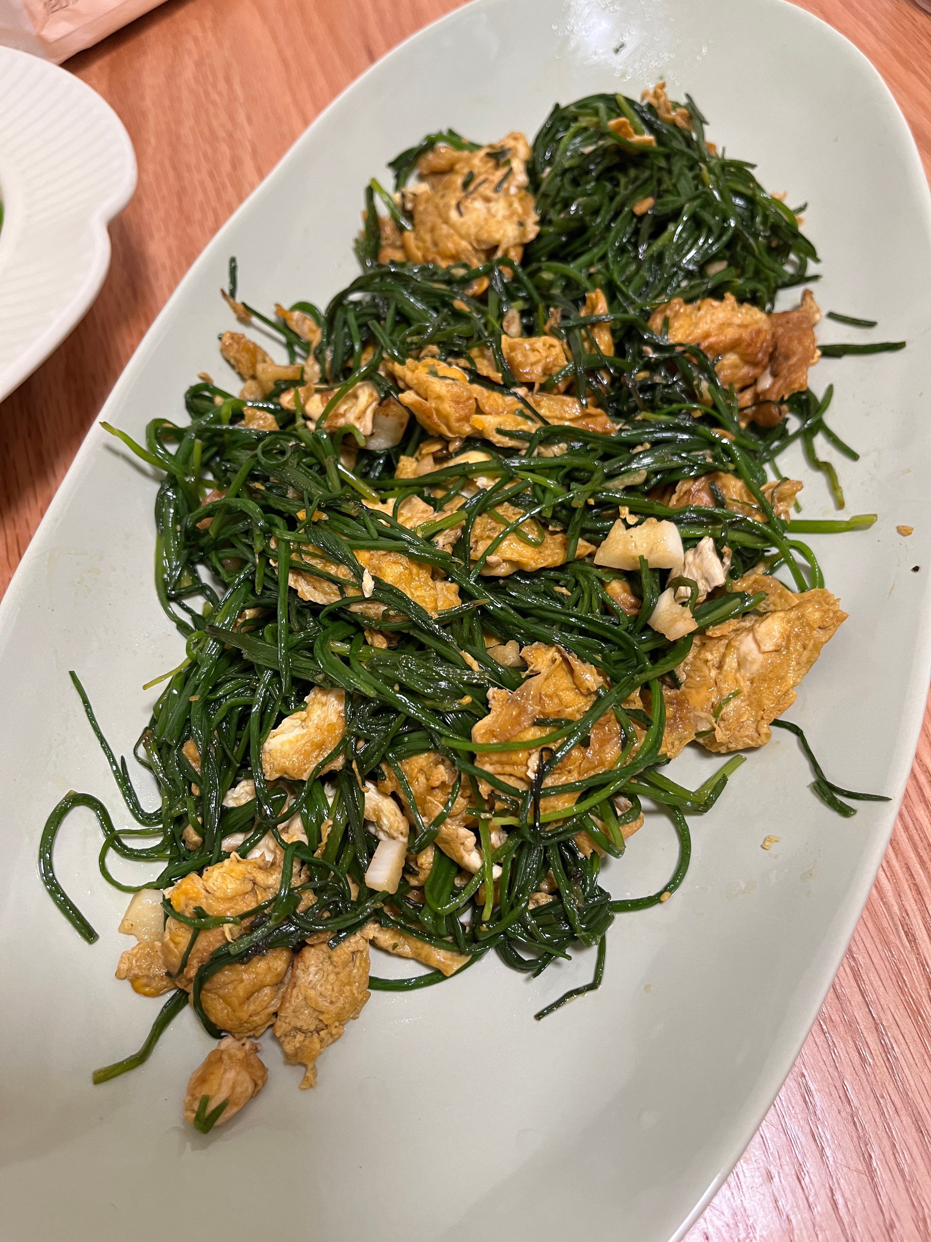 昨天的晚饭：黄椒鹿茸菇炒瘦肉，沙葱炒鸡蛋，清炒菜心苗。第一次买沙葱，味道有点像韭