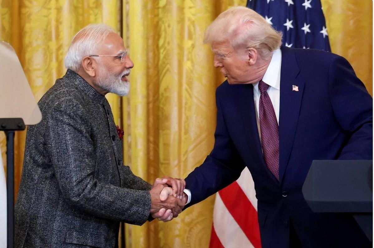 一觉醒来，美印真和好了？特朗普降关税，莫迪只笑不吭声，猫腻藏在这据媒体2月3
