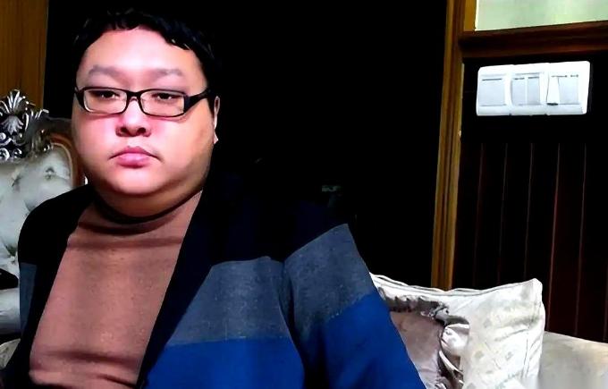 要是有人告诉你，当年在重庆呼风唤雨的那位“大人物”的亲儿子，现在就挤在九龙坡的破