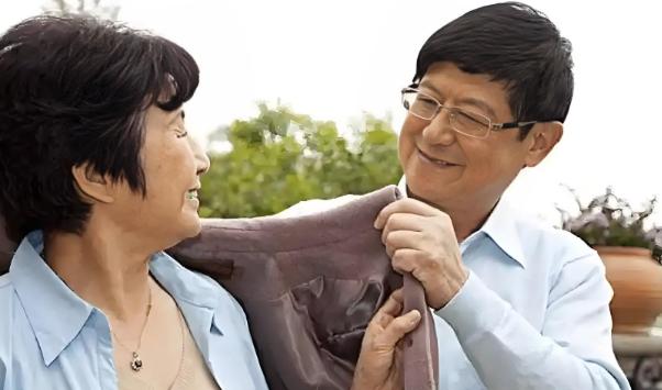 同事的婆婆走了三年了，家里老公公最近闹着要找个伴。有人给牵线，介绍了一个乡下的女