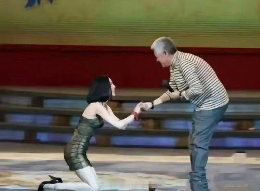 当年这一跪，可以说是保了黄圣依的半生荣华富贵​​​