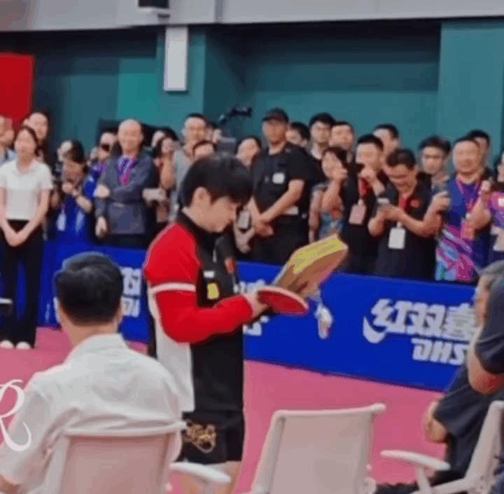 上一秒莎莎把包包放在了椅子上，下一秒被大头拿走了！莎莎准备上场打球，顺手把包包