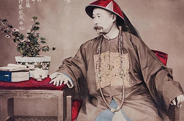 从九品的巡检干起，一级不落升为总督，有清一代仅李世杰一人而已。从九品到正二品