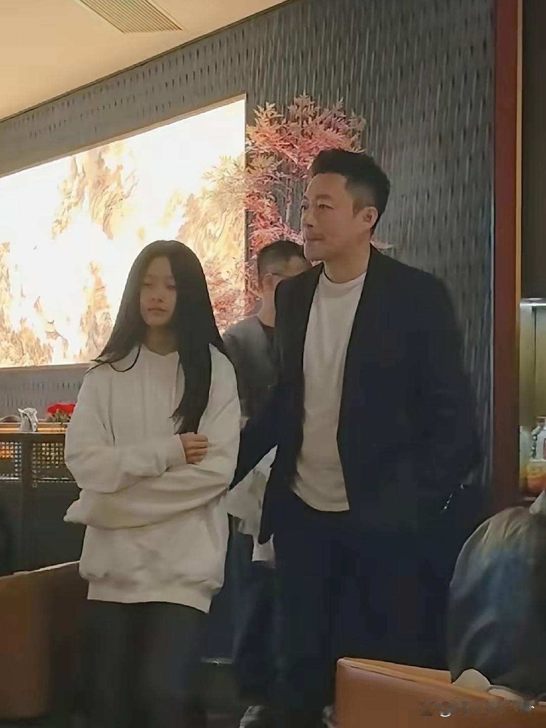 大S女儿小玥儿，太像大S了，仿佛是大S在世，和汪小菲走在一起，好有当年大S的气质