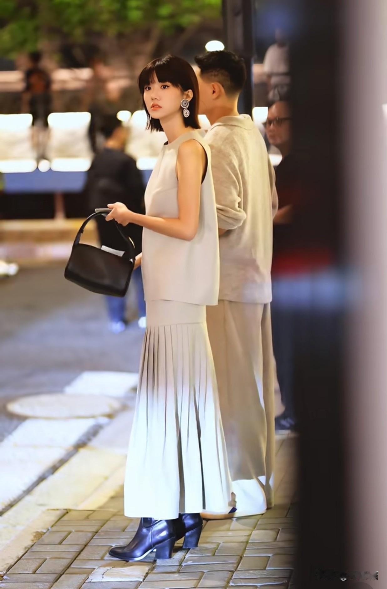 我二大姑也就是奶奶的二女儿，二大姑到了结婚的年纪，当时那个年代，孩子的婚嫁之事都