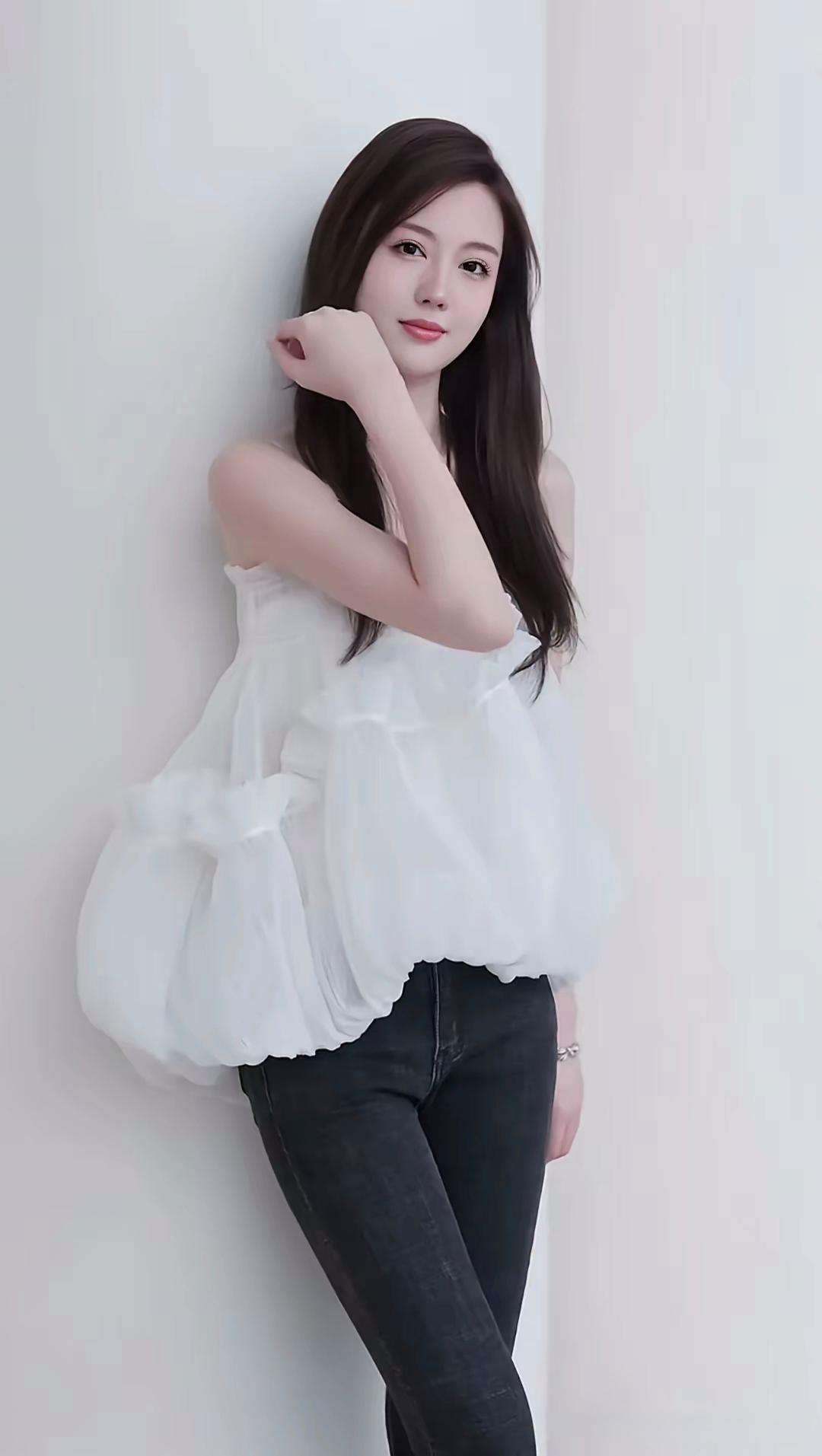 清新少女风，白色荷叶边上衣搭配牛仔裤，简约自然。