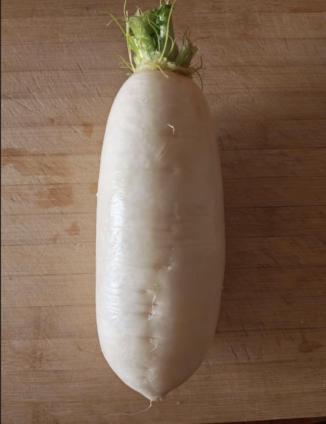 冬天在家炖点汤，白萝卜汤最简单也最常做。我家最近饭桌上就没断过这玩意儿，就拿白萝