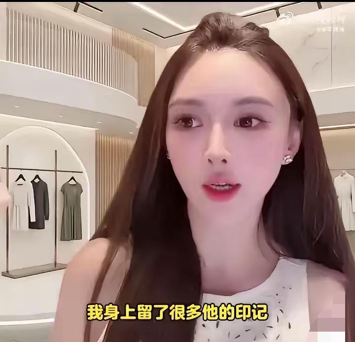 怀孕满月，人走茶凉。月子中心的护士都说，叶珂夜里涨奶疼得哼唧，也没见黄晓明露过