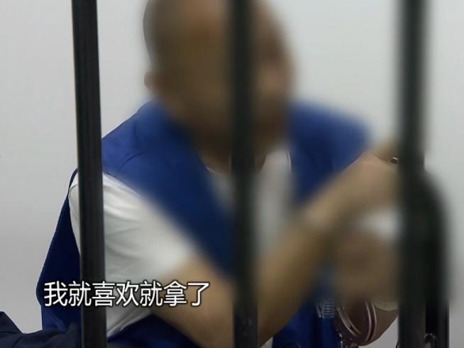工地丢了14台空调外机，老板没慌。生态园少了11盆盆栽，园主却急得报警。直到警察
