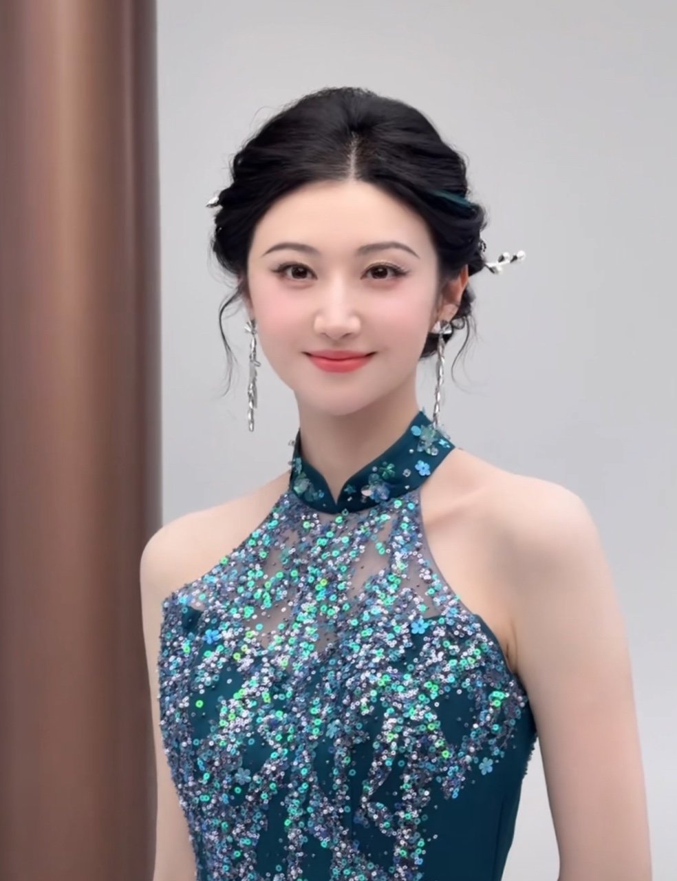 景甜杭州活动景甜孔雀蓝旗袍景甜杭州活动，穿旗袍尽显好气质​​​