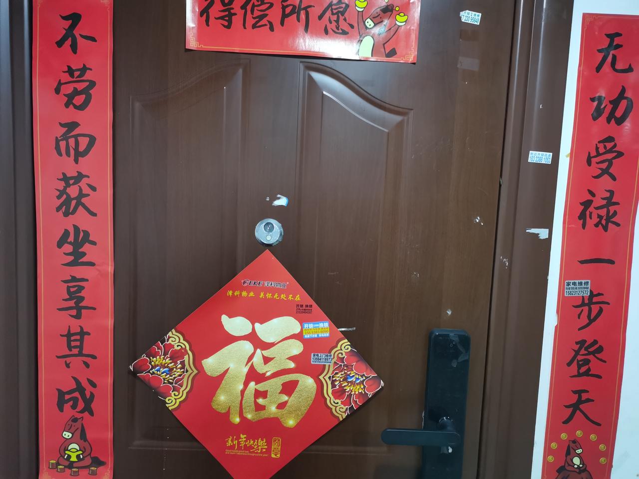 昨天，去小周老师家里串门。小周老师入职两年时间，平时和我们相处得都很不错，小周
