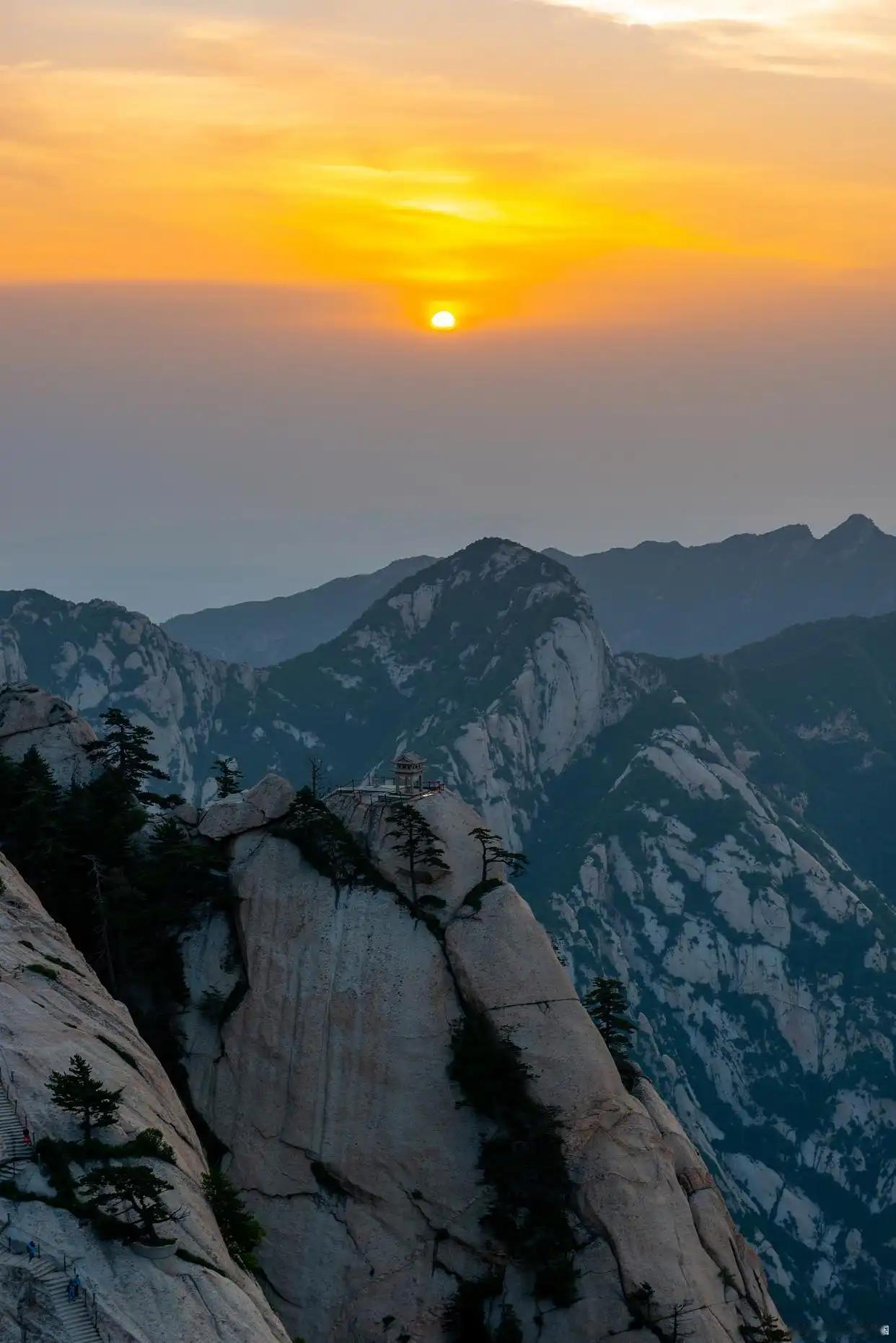 陕西渭南旅游，西岳华山美景打卡攻略！西岳华山美景游玩推荐：1、华山游客中心