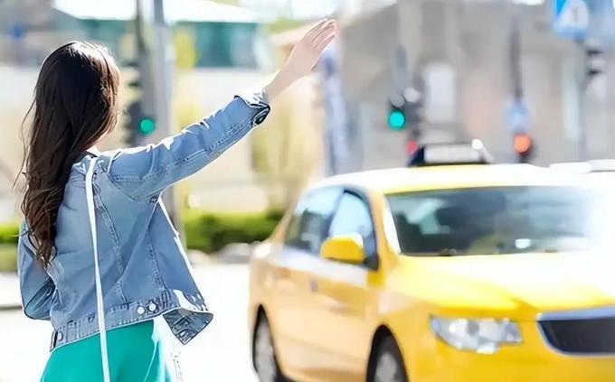 为什么大家现在宁愿等网约车，也不坐出租车？很简单，因为现在的出租车，已经彻底活成